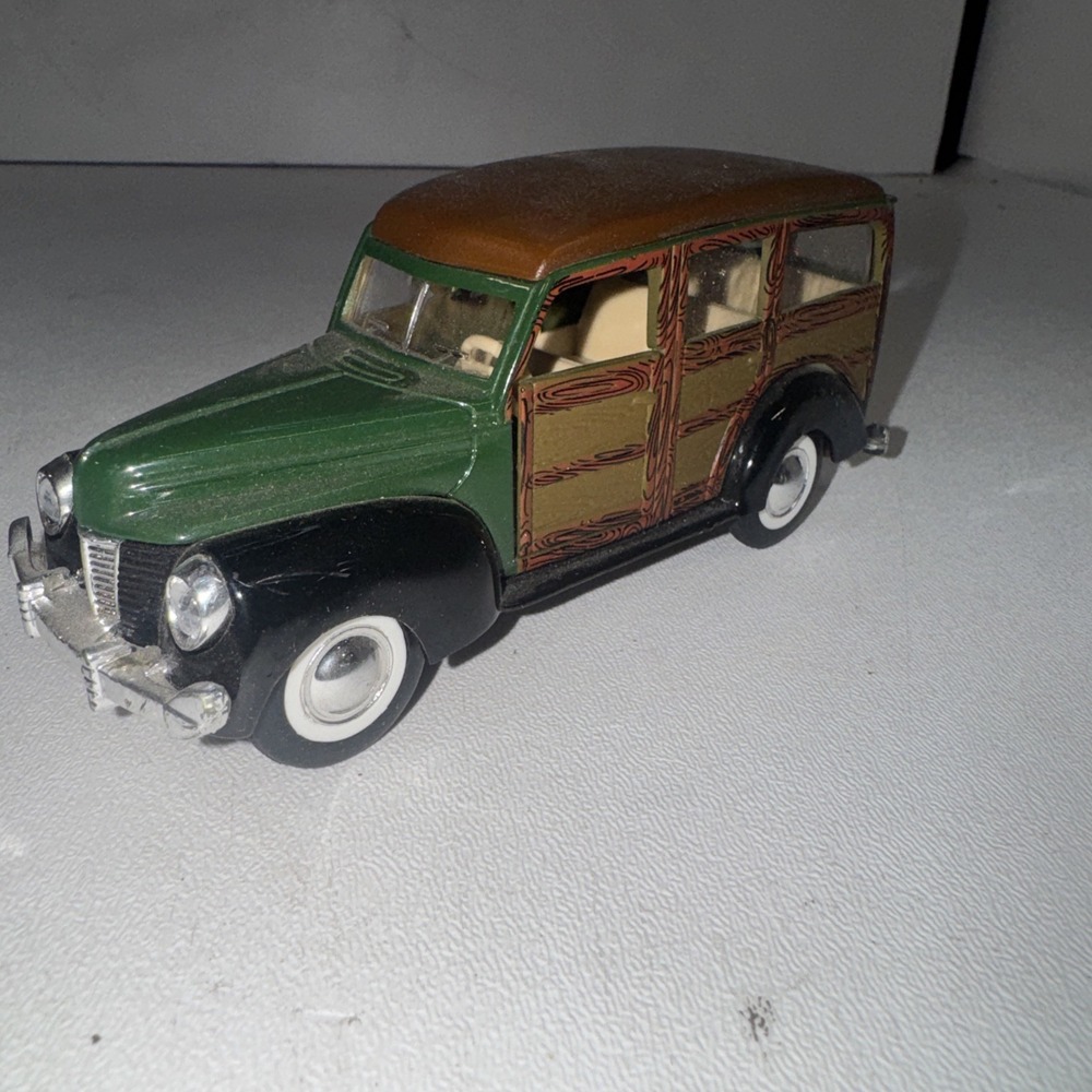 Superior 1940 Ford Woody Wagon - diecast car with pull-back motor - 1:43-scale